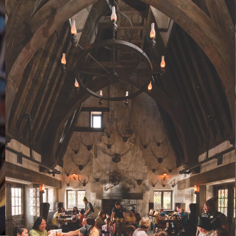 El salon de cuernos de venados del restaurante Three Broomsticks en The Wizarding World of Harry Potter de Universal's Islands of Adventure.