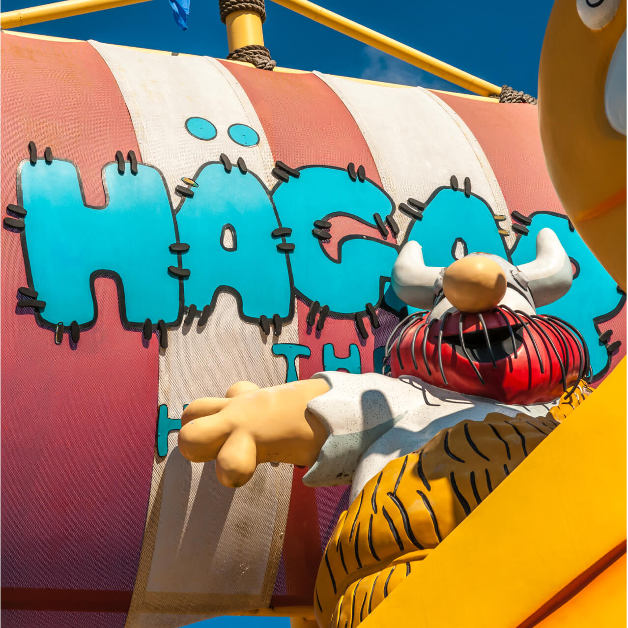 Una estatua de Hagar the Horrible y su barco gigante instalados sobre la tienda de regalos Toon Extra en Universal's Islands of Adventure en Orlando.