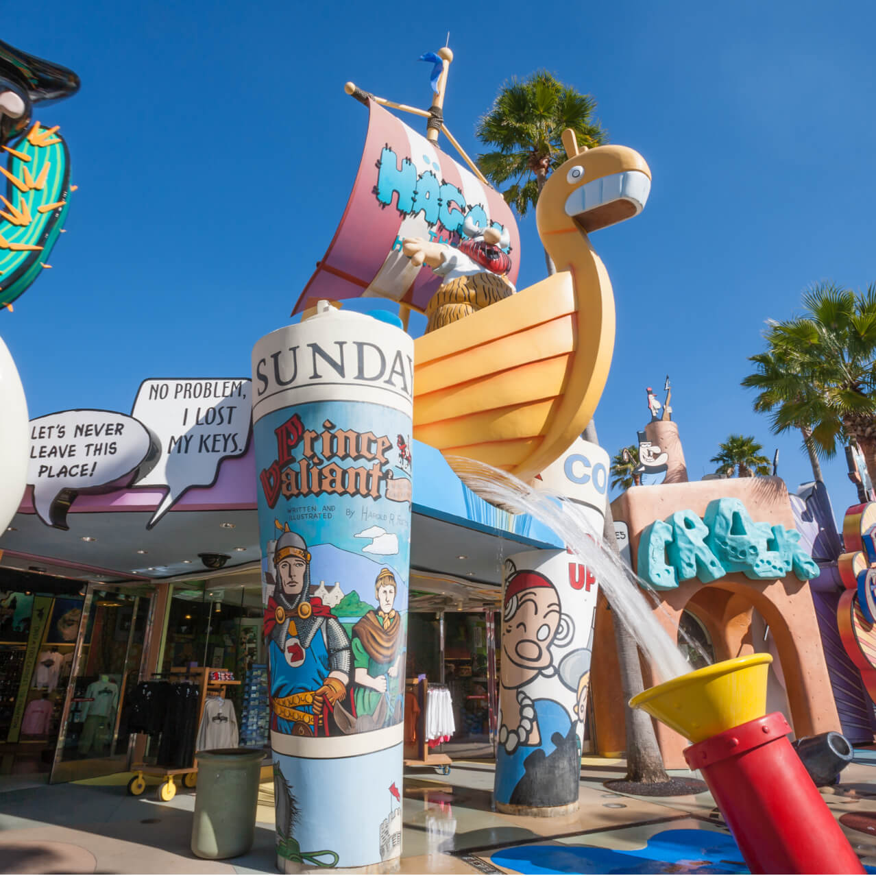 Columnas diseñadas para asemejar tiras cómicas enrolladas enmarcan una de las tantas entradas coloridas a Toon Extra®, una tienda de recuerdos en Universal's Islands of Adventure™ en Orlando.