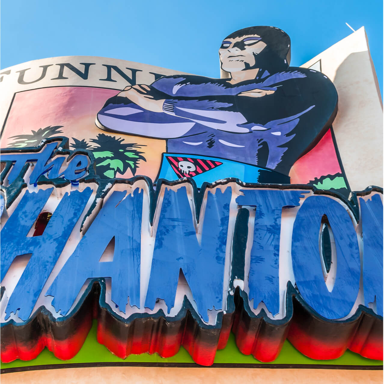 Un letrero gigante sobre la tienda de regalos Toon Extra en Universal's Islands of Adventure dice "The Phantom" junto con una imagen del distinguido héroe enmascarado.