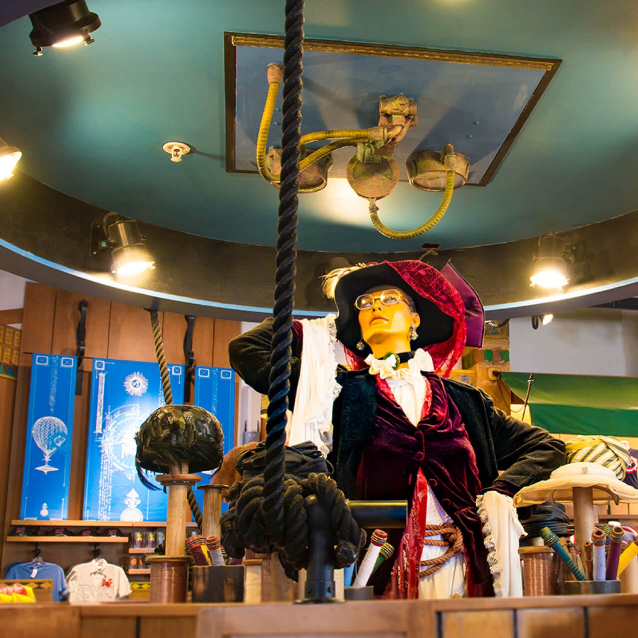 Cuerdas y chucherías exóticas rodean a una mujer vestida de pirata en Islands of Adventure Trading Company, en Universal Orlando.