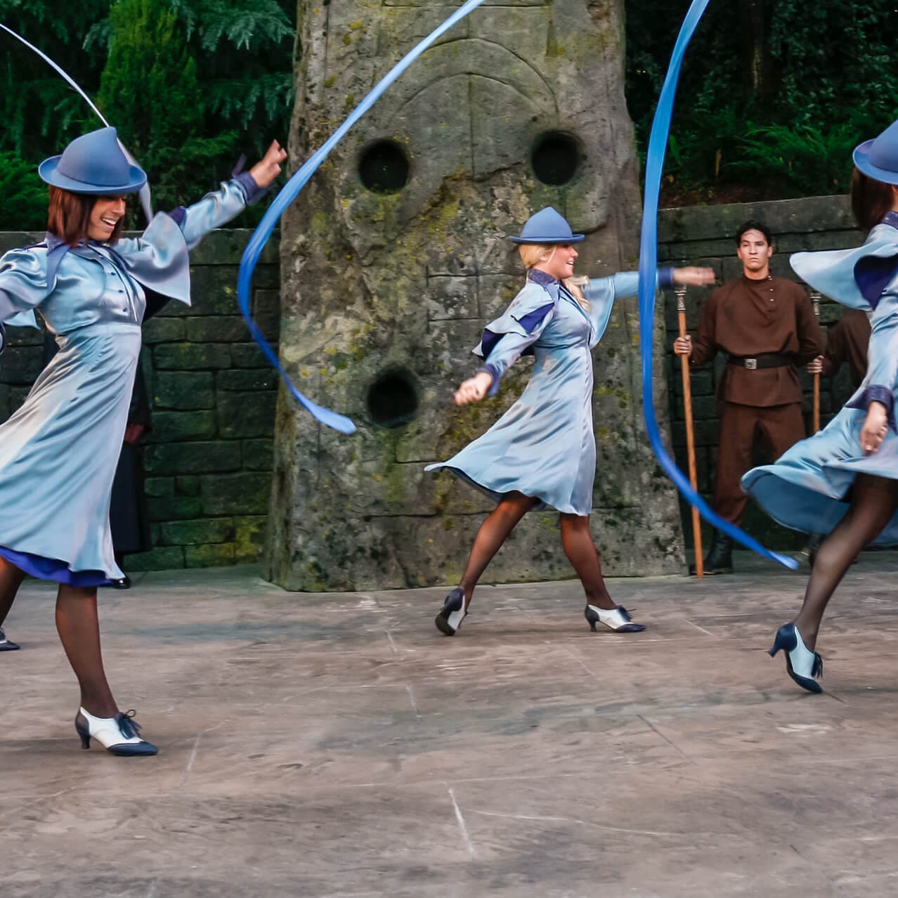Estudiantes de la escuela de magia Beauxbatons, haciendo su espectáculo con cintas en el espectáculo con temática de Harry Potter, el Triwizard Spirit Rally de Universal’s Islands of Adventure.