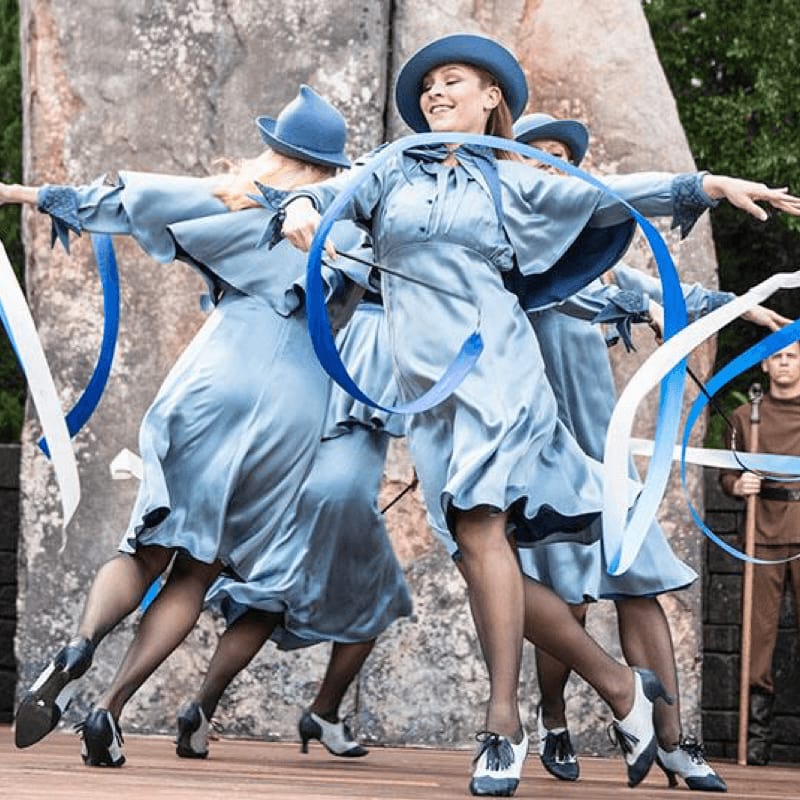 Imagen 1 de los Datos Breves del Triwizard Spirit Rally, con estudiantes de Beauxbatons bailando en forma de círculo.