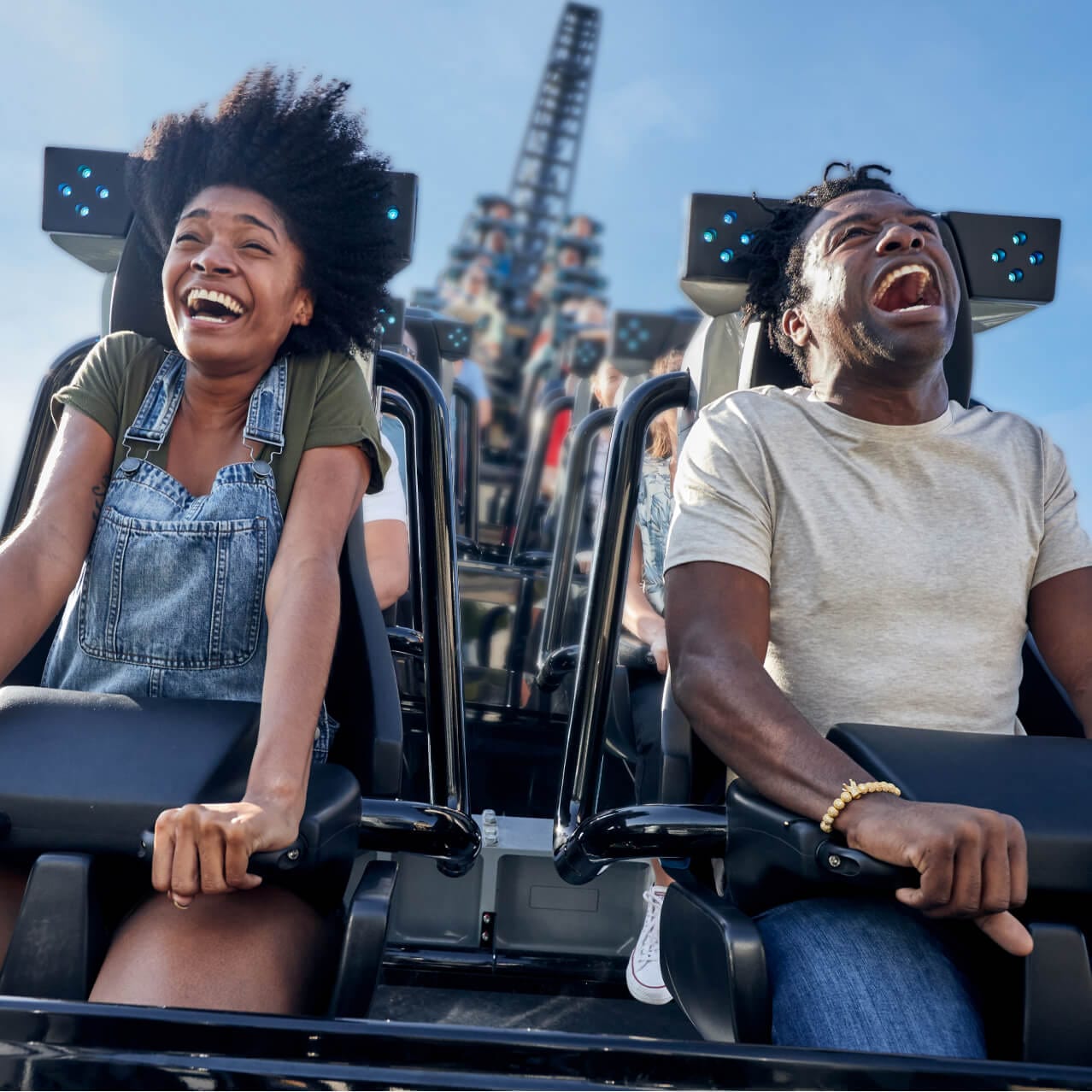 Una pareja grita de alegría mientras se eleva a gran altura en una montaña rusa en Universal Islands of Adventure.
