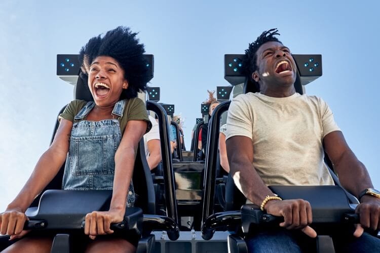 Visitantes disfrutando de una montaña rusa de alta velocidad en Jurassic World Velocicoaster en Universal Islands of Adventure.
