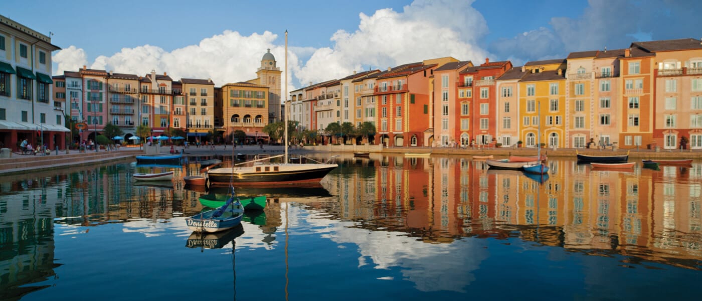 Harbor Piazza, en el hotel resort de categoría Premier Loews Portofino Bay Hotel, de Universal Orlando. Tiene arquitectura italiana y botes que se mecen.
