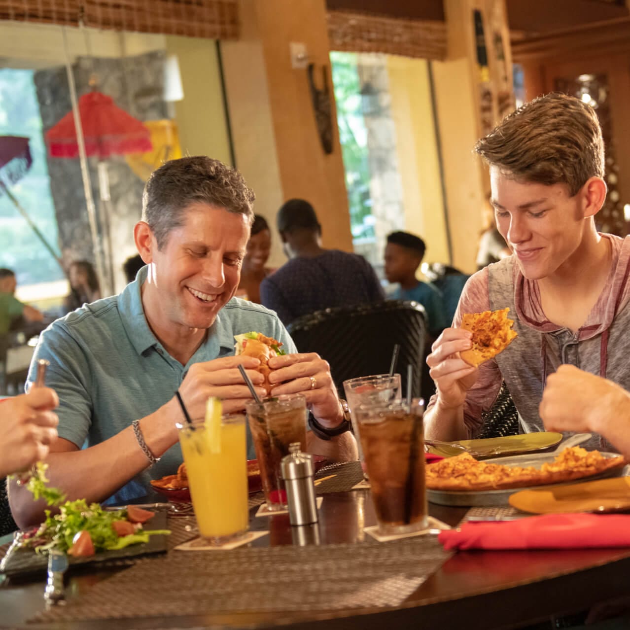 Una familia cena junta en Jakes American Bar en Royal Pacific Resort en Orlando.