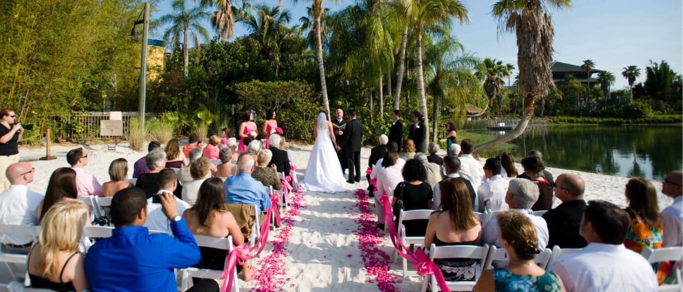 Una boda en la playa en Loews Royal Pacific Resort.