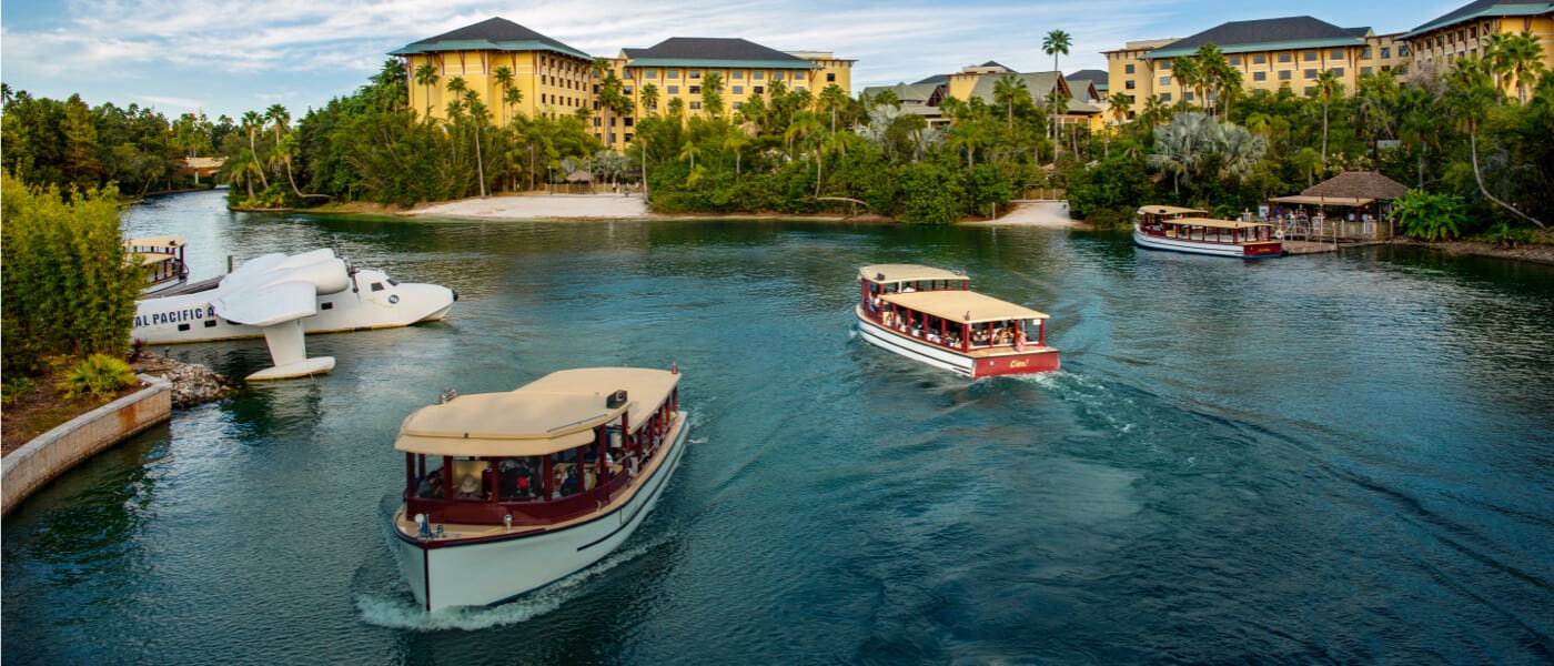 Un avión abandonado flota en la laguna del Loews Portofino Bay Resort; un hotel de categoría Preferred inspirado en la Polinesia en Universal Orlando.