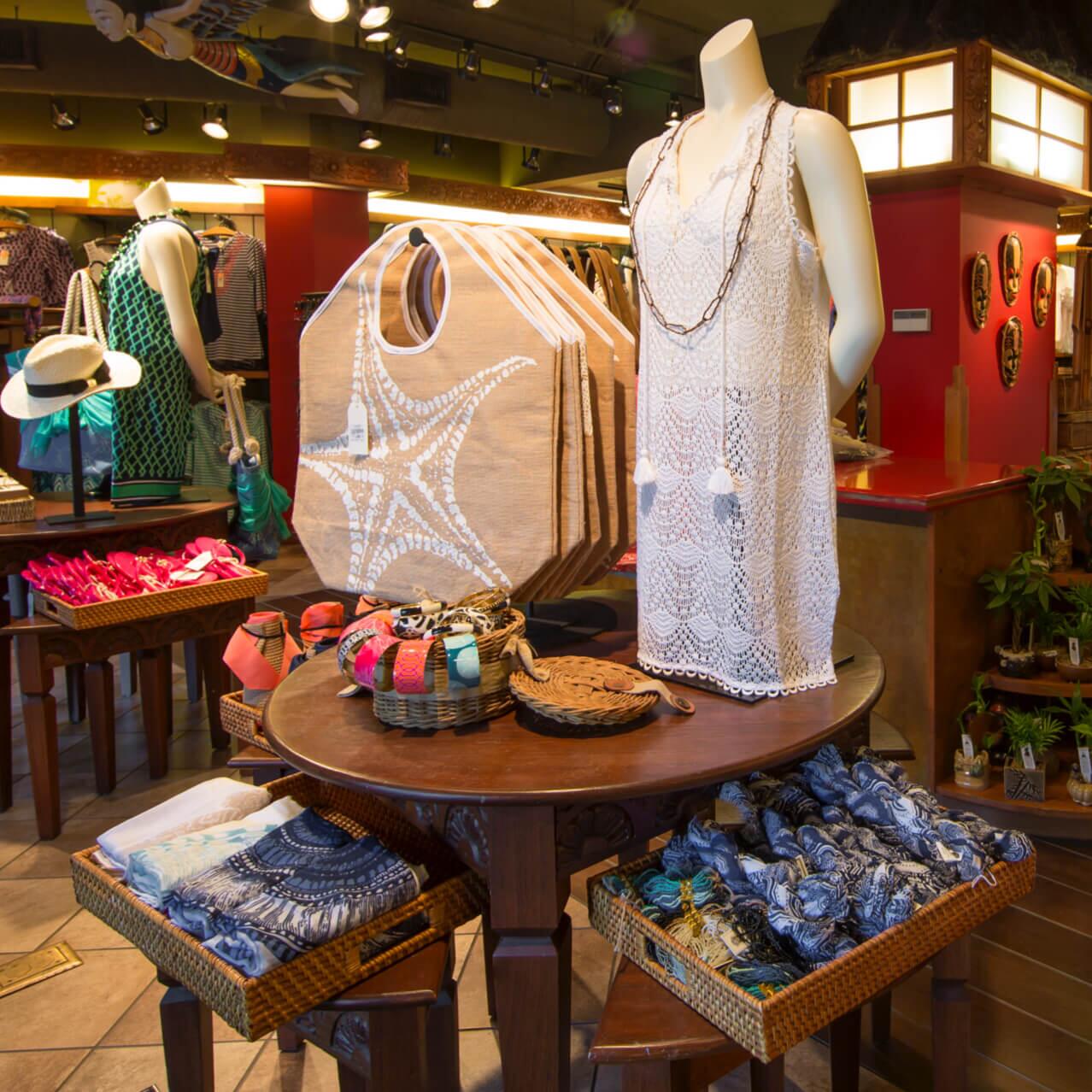 Una bolsa y un vestido de playa en exhibición en la tienda Treasures of Bali, al lado de la piscina, en el interior del Loews Royal Pacific Resort.