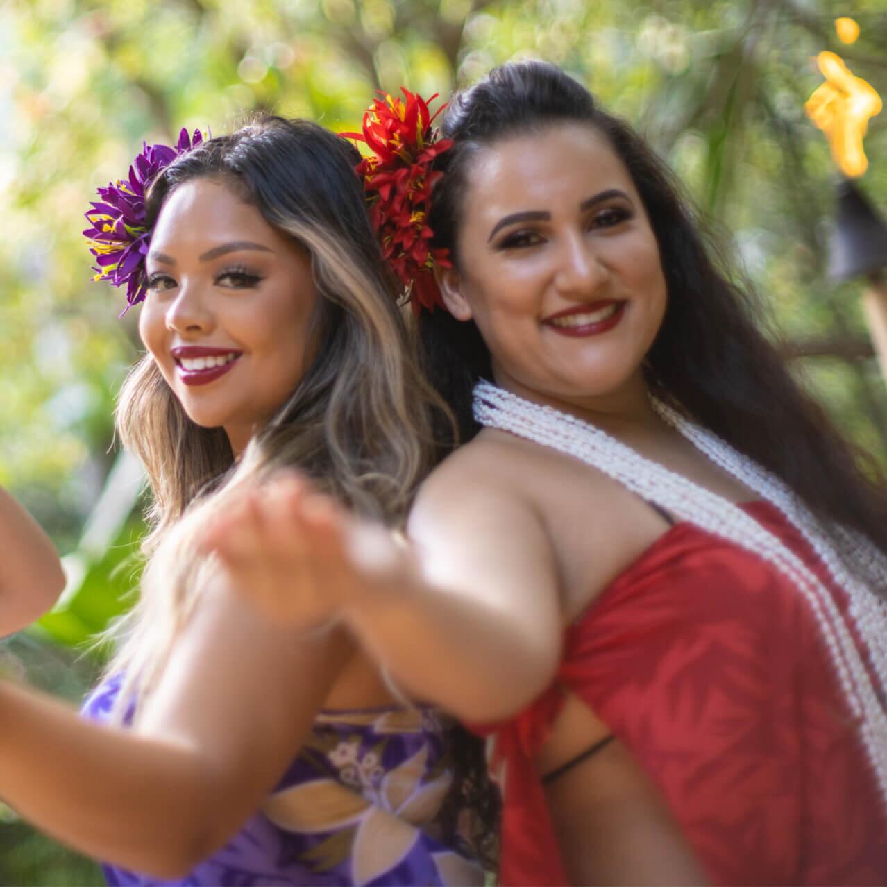 Los bailarines les dan la bienvenida a los Visitantes de Wantilan Luau.
