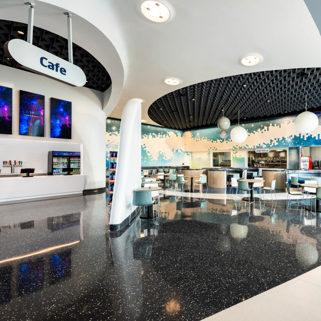 El vestíbulo interior de Cosmos Cafe and Market en Universal Stella Nova Resort.