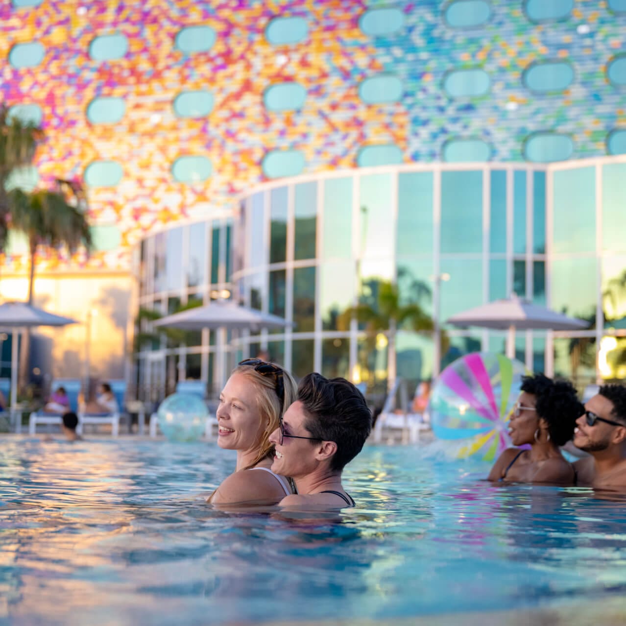 Dos parejas disfrutan de la piscina en Universal Stella Nova Resort.