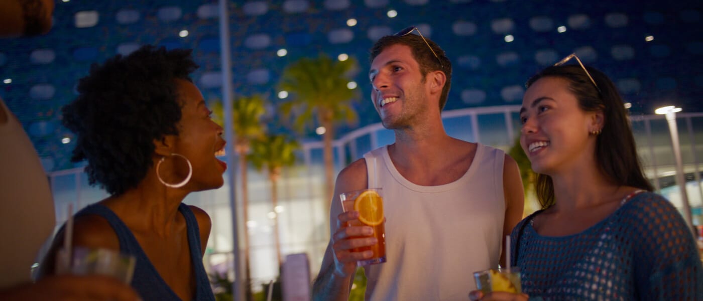 Dos parejas disfrutan de bebidas en Galaxy Bar and Galaxy Grill por la noche.