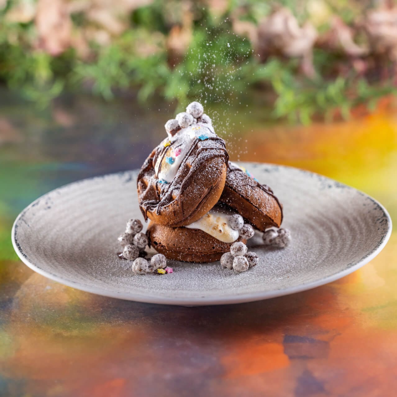 Waffles con chocolate para niños en Omega Café and Market dentro de Universal Terra Luna Resort.