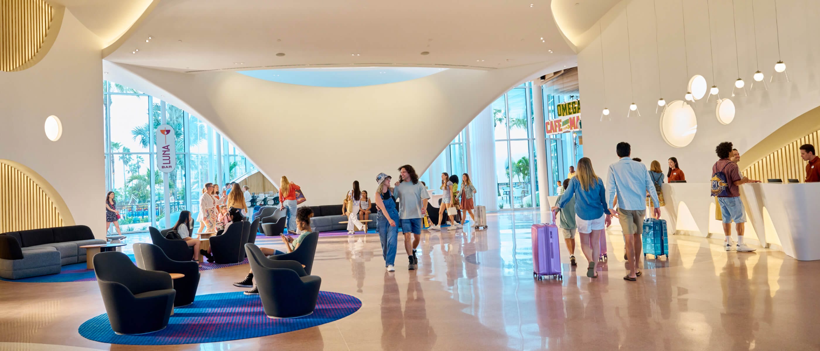 Visitantes registrándose y disfrutan de la espaciosa área del vestíbulo de Universal Terra Luna Resort.