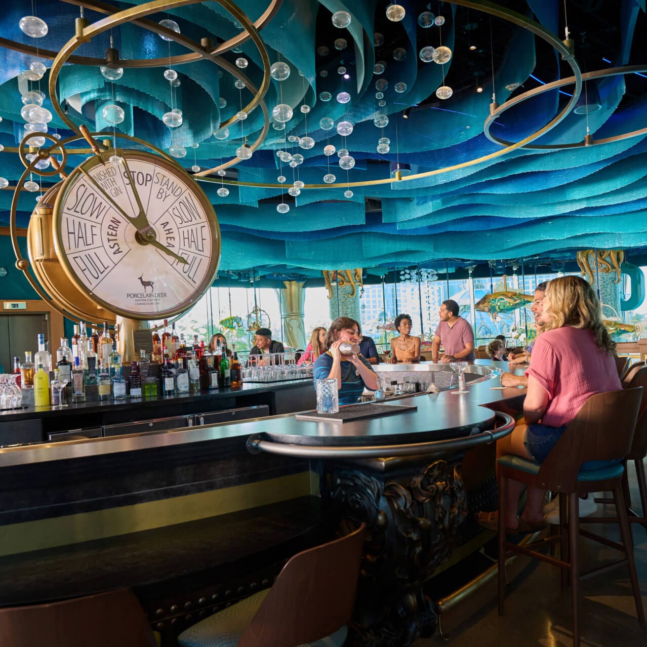 Los Visitantes disfrutan de bebidas en la barra de Atlantic, con su extravagante techo de ondas azul y tiras de burbujas flotantes.