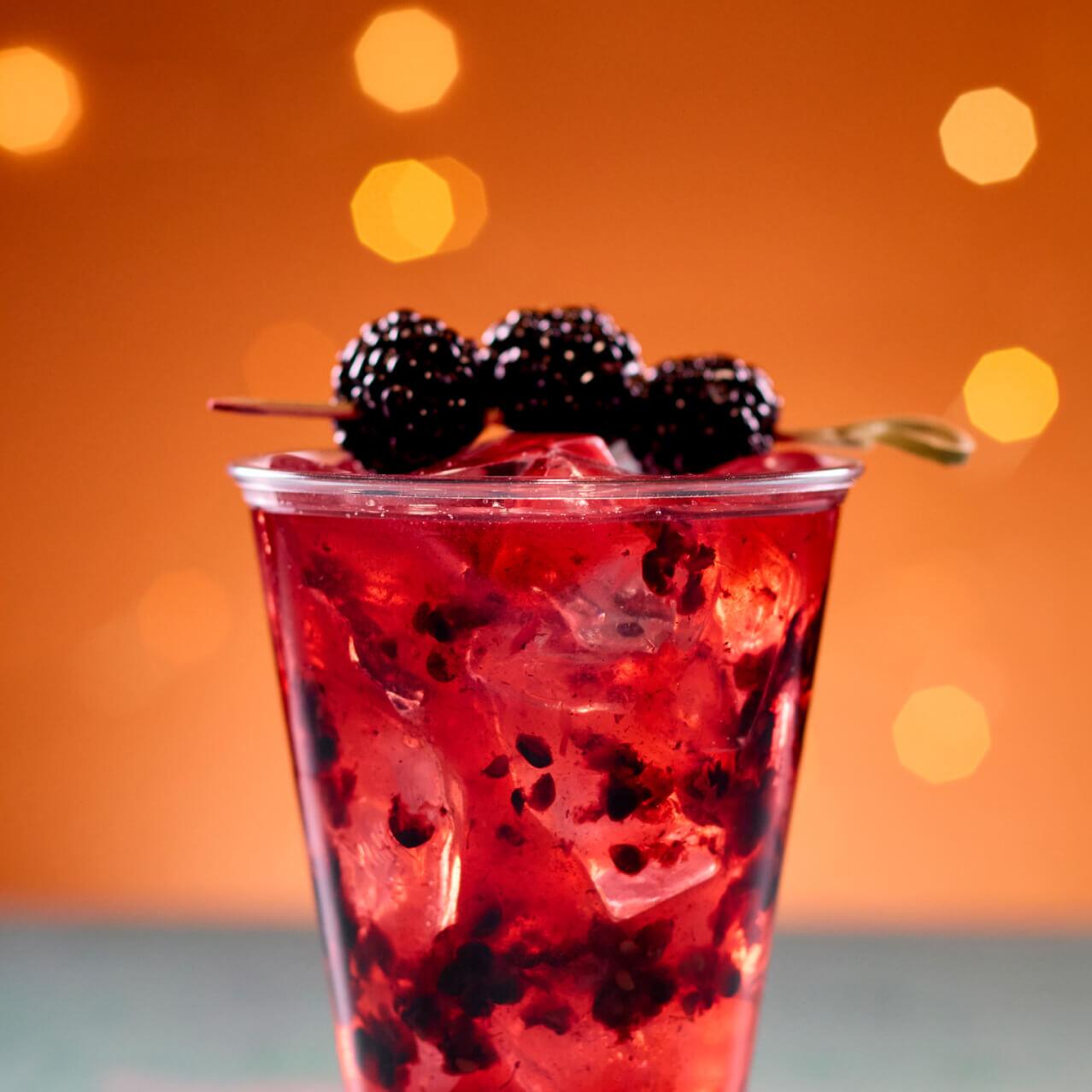 Refrescante Meridian Bramble, una mezcla de ginebra seca, Chambord y jugo de limón picante, y jarabe simple con guarnición de moras, disponible en Bar Zenith.