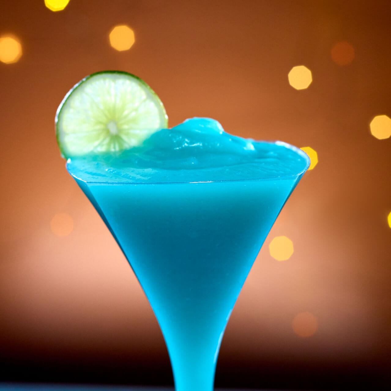 El coctel Star-garita, una mezcla de tequila, curazao azul, jugo de lima fresco y jarabe de agave, se enriquece con una pizca de sal marina ahumada y está adornado con una rodaja de lima, disponible en Bar Zenith.