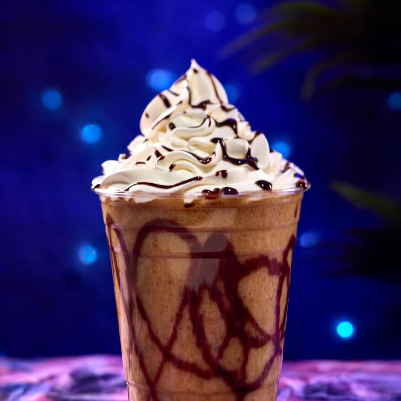 Frozen Mudslide, una mezcla helada de ron negro, licor de espresso, crema de cacao y crema espesa, coronada con un toque de sirope de chocolate y crema batida, disponible en CelesTiki.