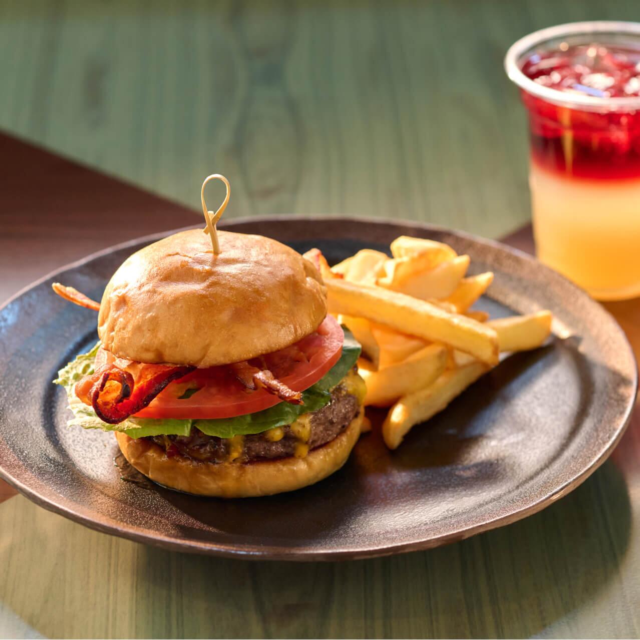 Una Hamburguesa Big Bang con carne de res Black Angus, mermelada de tocino, salsa de queso y cerveza, y tocino Applewood, servida con papas fritas, disponible en Meteor Astropub.
