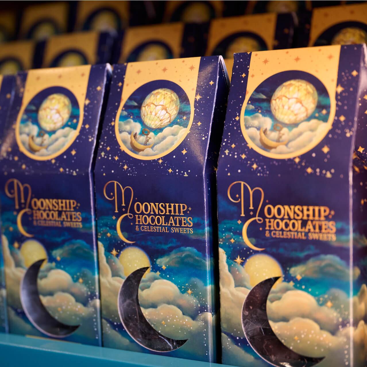 Cajas de caramelos en exhibición en Moonship Chocolates & Celestial Sweets en Celestial Park.