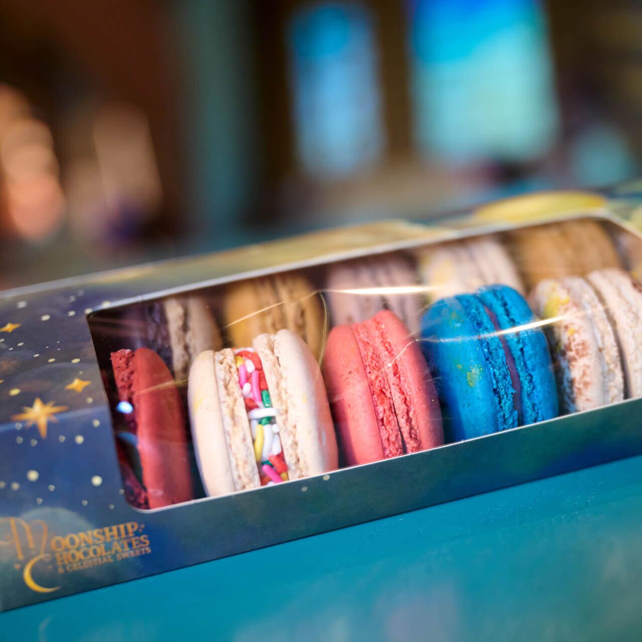 Caja de regalo de macarrones coloridos de Moonship Chocolates & Celestial Sweets en Celestial Park.
