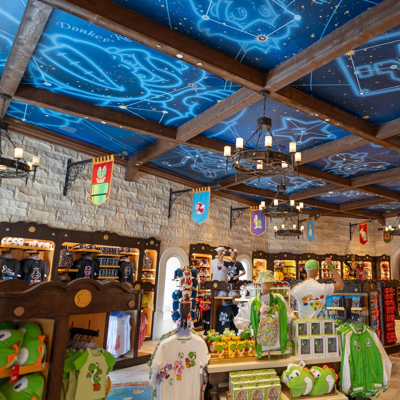 Ropa temática, peluches, sombreros y más estantes y mostradores repletos dentro de la tienda Nintendo Super Star Store.