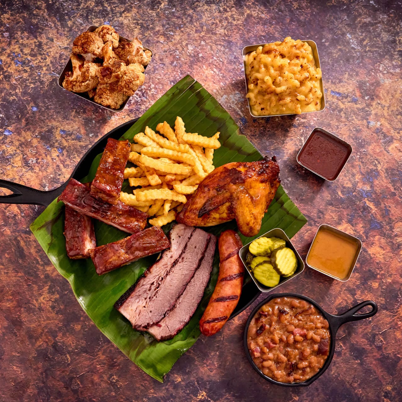 Bandeja con Pan de Mango y Pepinillos en The Oak & Star Tavern en Celestial Park.