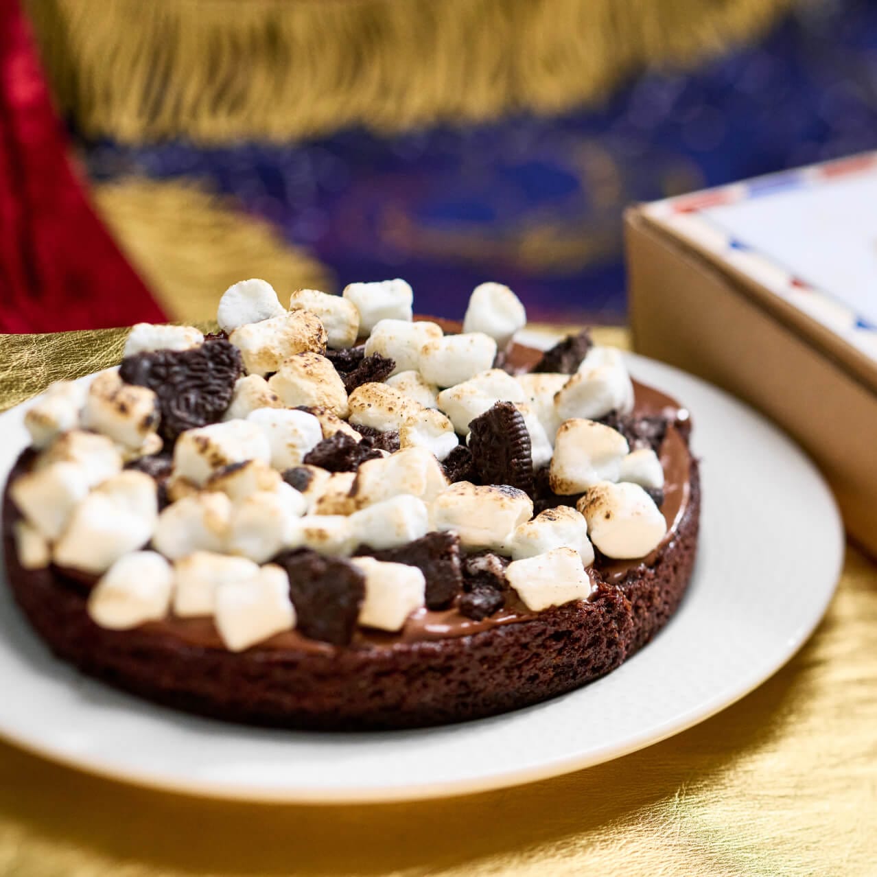 Postre Brownie Eclipse cubierto con malvaviscos y trozos de Oreo en Pizza Moon.