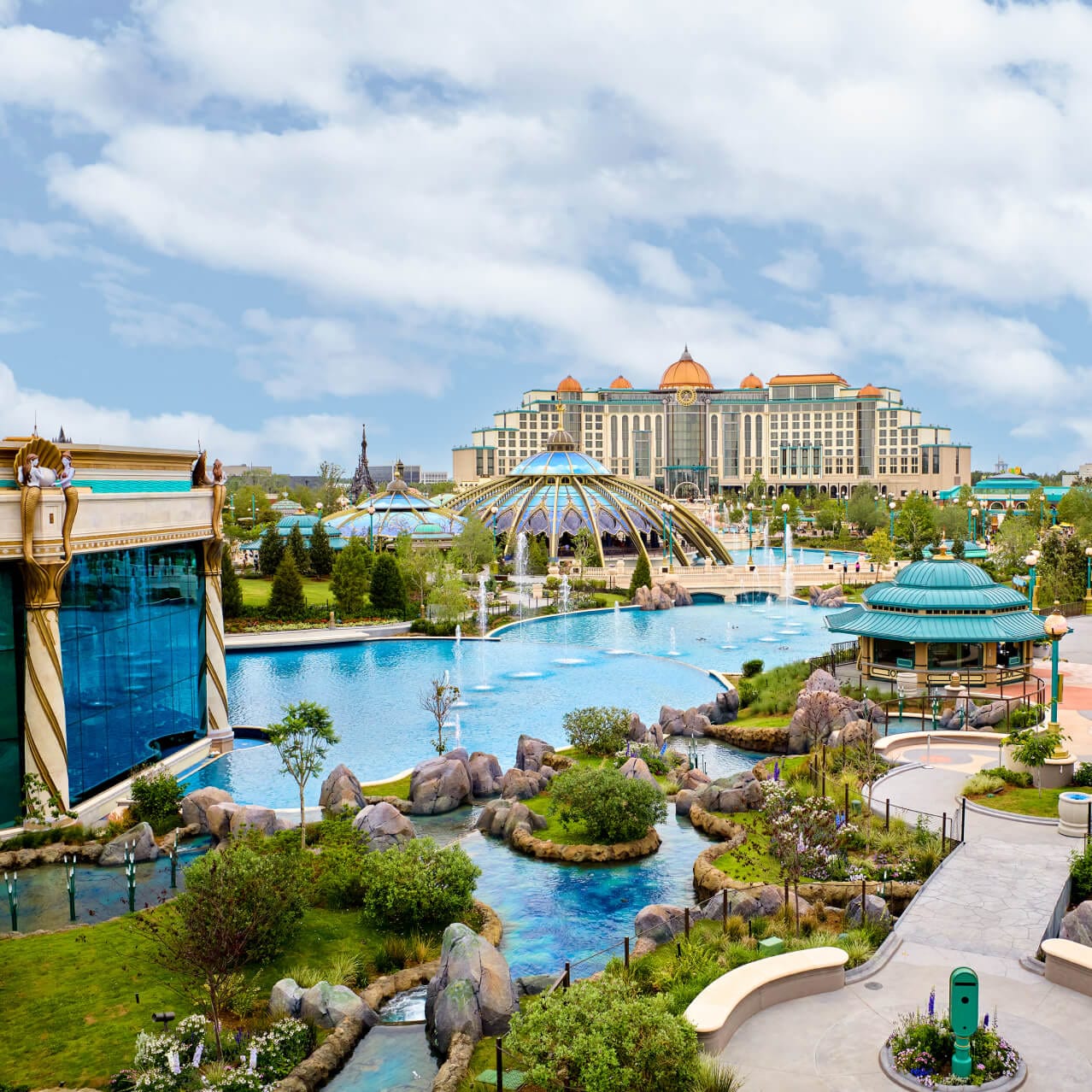 Vista amplia de las numerosas atracciones acuáticas de Celestial Park con el Universal Helios Grand Hotel de fondo.