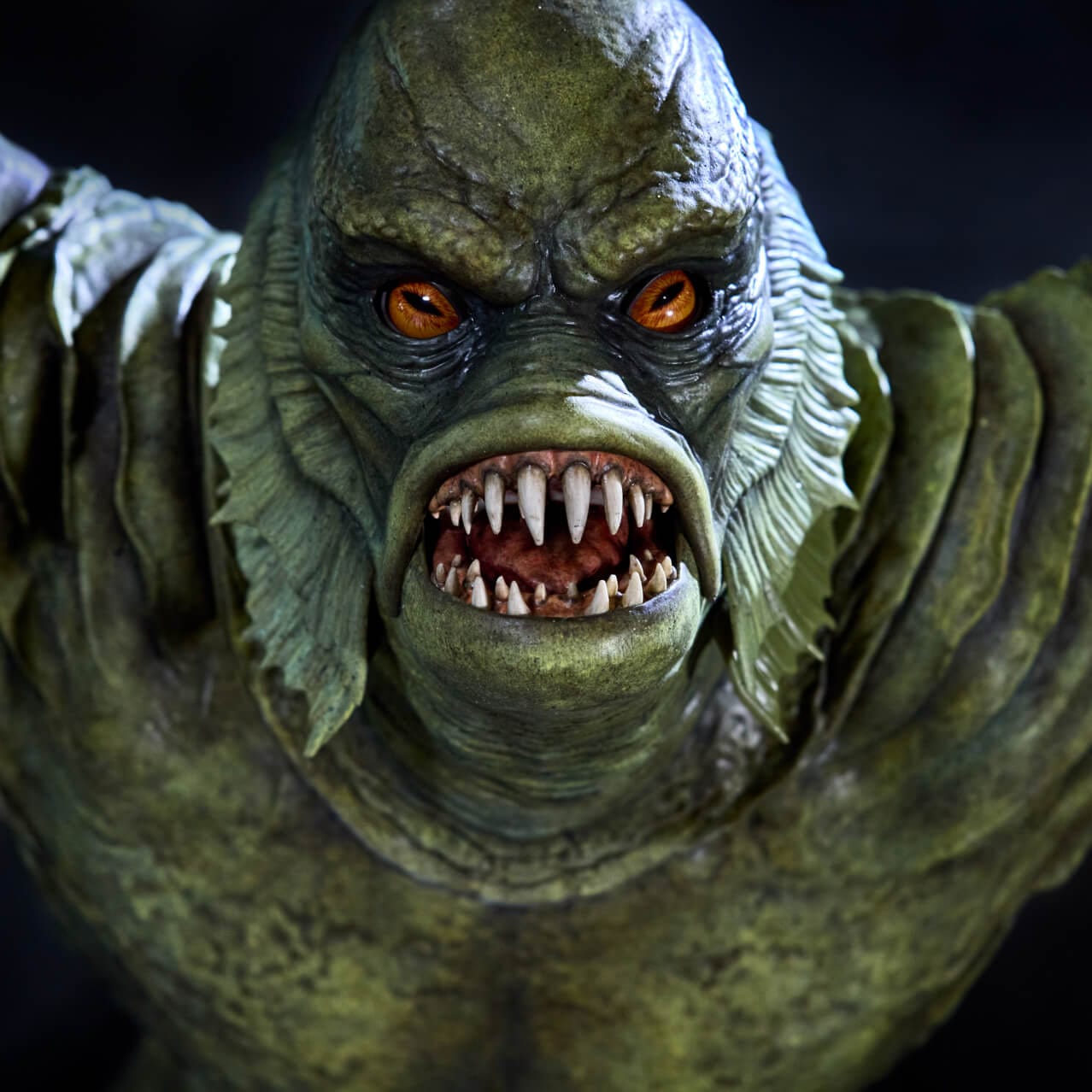  La figura animada realista de El Monstruo de la Laguna Negra se encorva y muestra sus dientes afilados en Dark Universe de Universal Epic Universe.