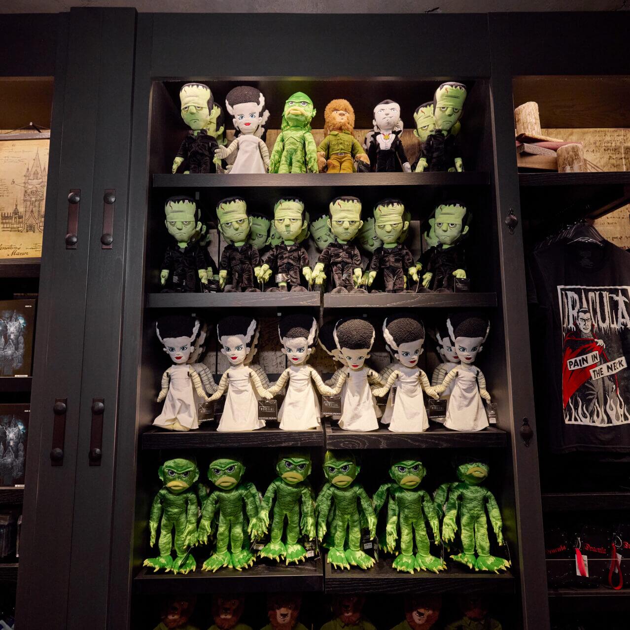 Exhibición de peluches del Monstruo de Frankenstein, la Novia de Frankenstein y la Criatura de la Laguna Negra, entre otros productos temáticos de monstruos en Manor Storehouse.