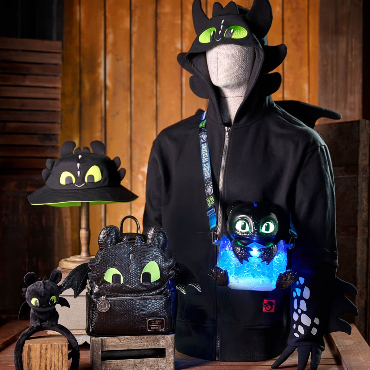 Productos temáticos de Toothless de How To Train Your Dragon, incluidas sudaderas con capucha, gorras, mochilas y mucho más.