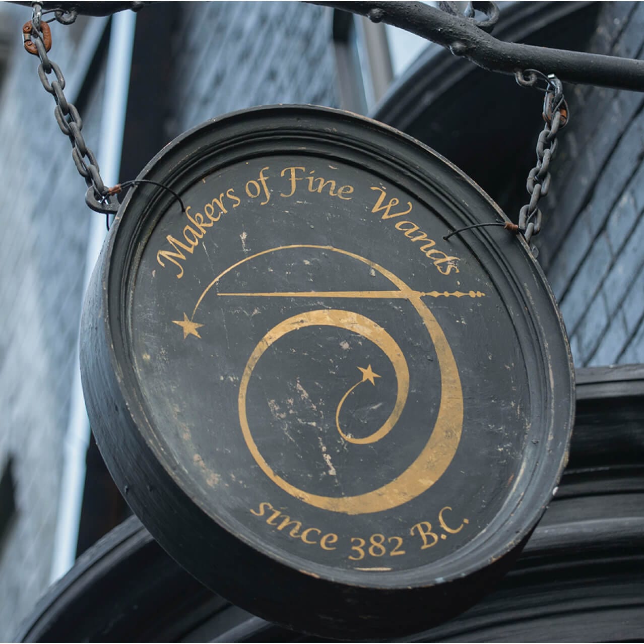 Ve un video sobre Ollivanders en Diagon Alley, una tienda de Universal Orlando diseñada como la misma tienda famosa de varitas mágicas de las películas y libros de Harry Potter.