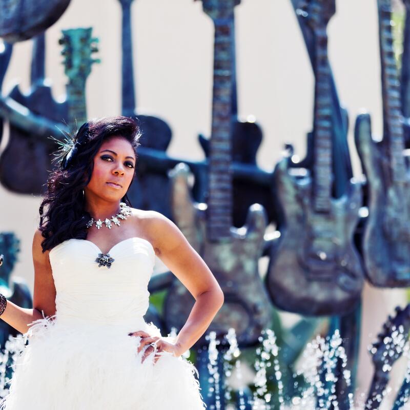 Una pareja de novios posa junto a la fuente de guitarras frente al Hard Rock Hotel, en Universal Orlando.