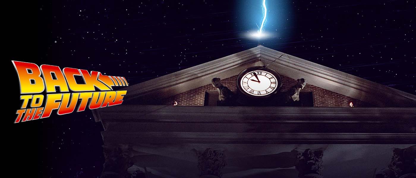 Un rayo golpea el reloj iluminado de Back to the Future.