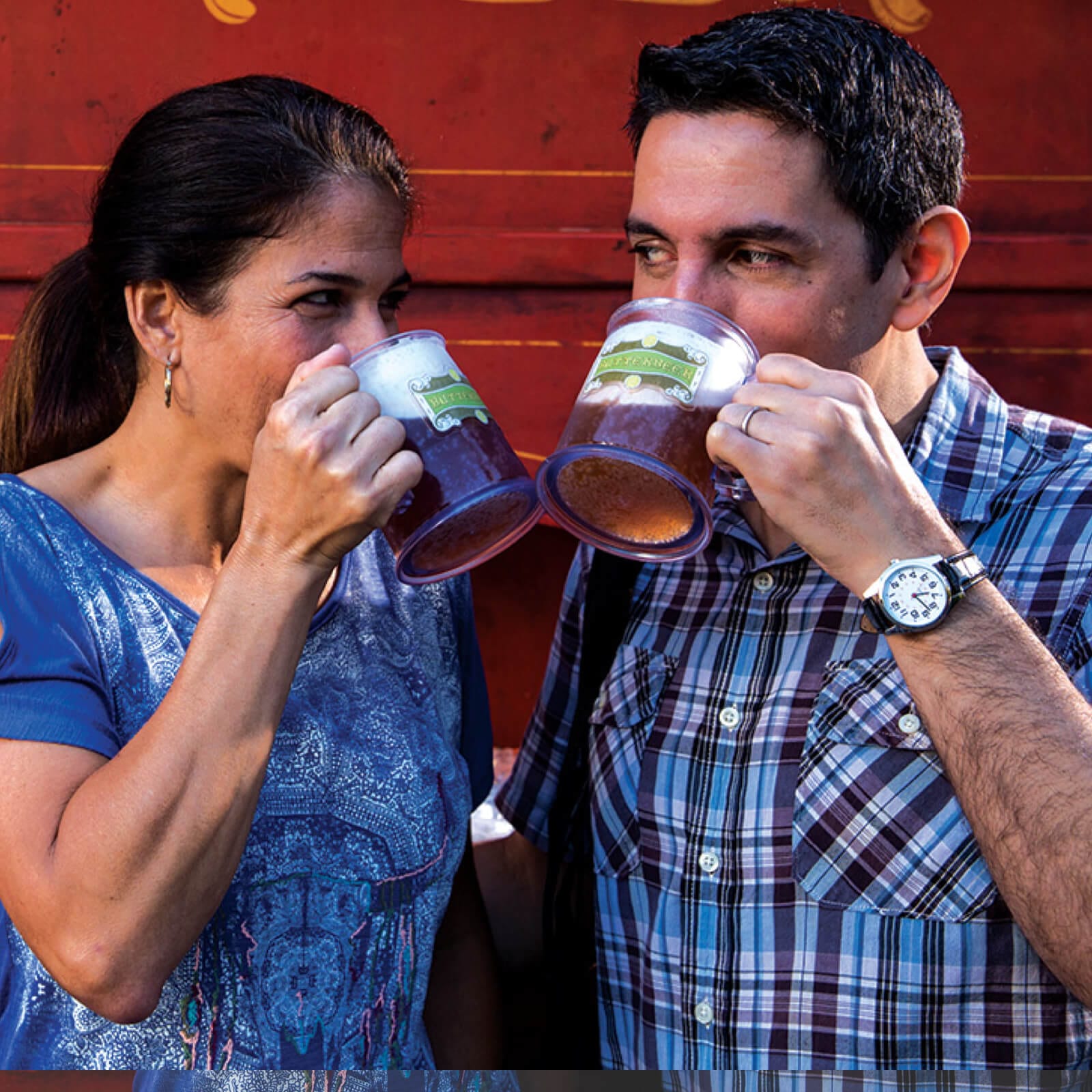  Una variedad de refrescantes bebidas y sabrosos postres disponibles en The Wizarding World of Harry Potter™.