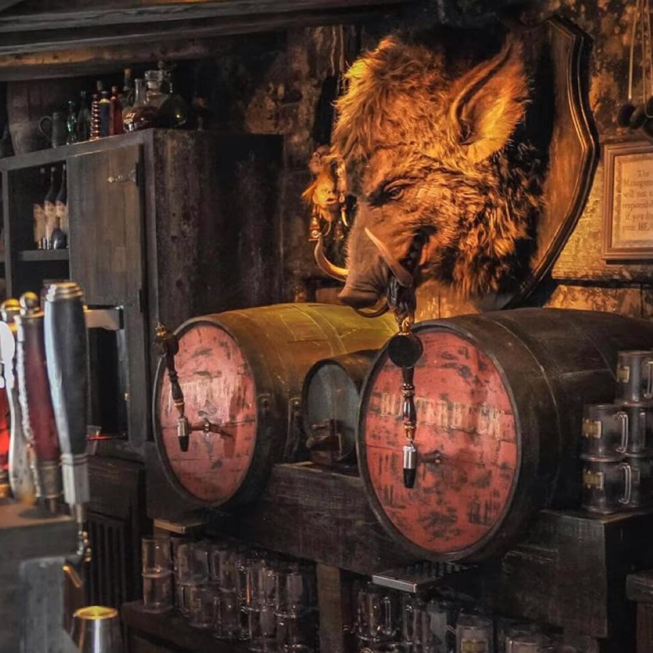 La cabeza grande de cerdo colgada sobre el bar dentro del Hog's Head pub en el parque temático de Universal Islands of Adventure en Orlando.