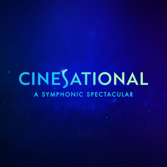 Un fondo azul real que se vuelve negro con las palabras "CINESATIONAL A SYMPHONIC ESPECTACULAR" en el centro.