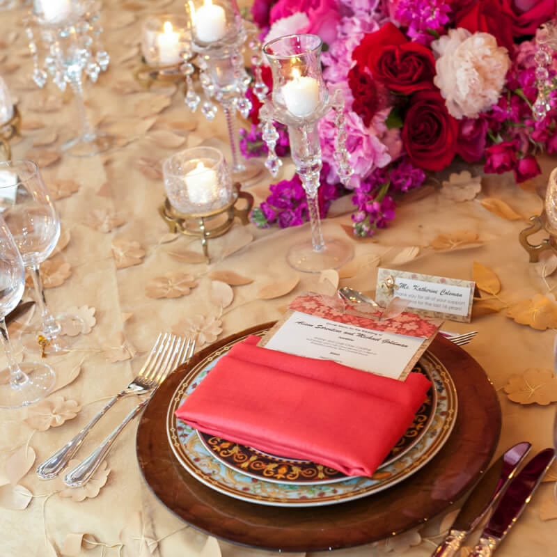 Una mesa con arreglos florales y velas dispuesta para la recepción de una boda en el Loews Portofino Bay Hotel en Universal Orlando™.