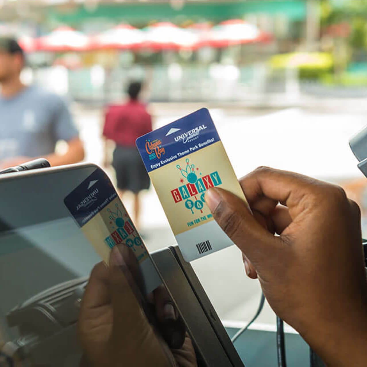 Un visitante desliza una tarjeta utilizando los beneficios del resort