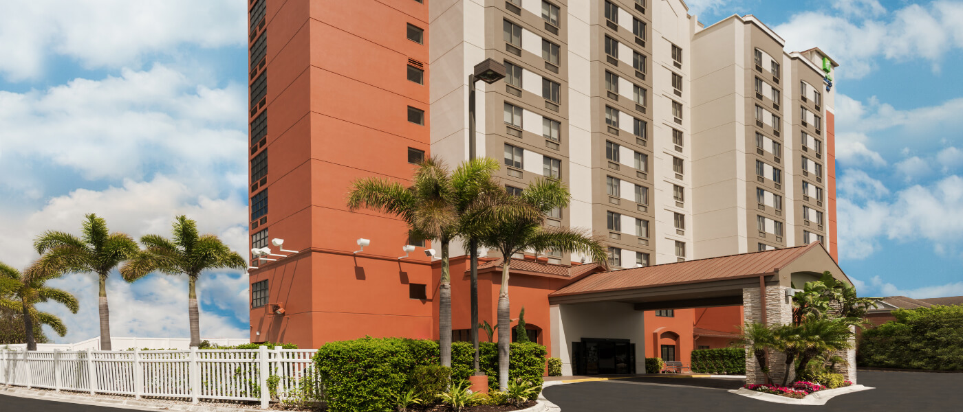 Blue skies and palm trees near the Holiday Inn Express & Suites Nearest Universal Orlando.