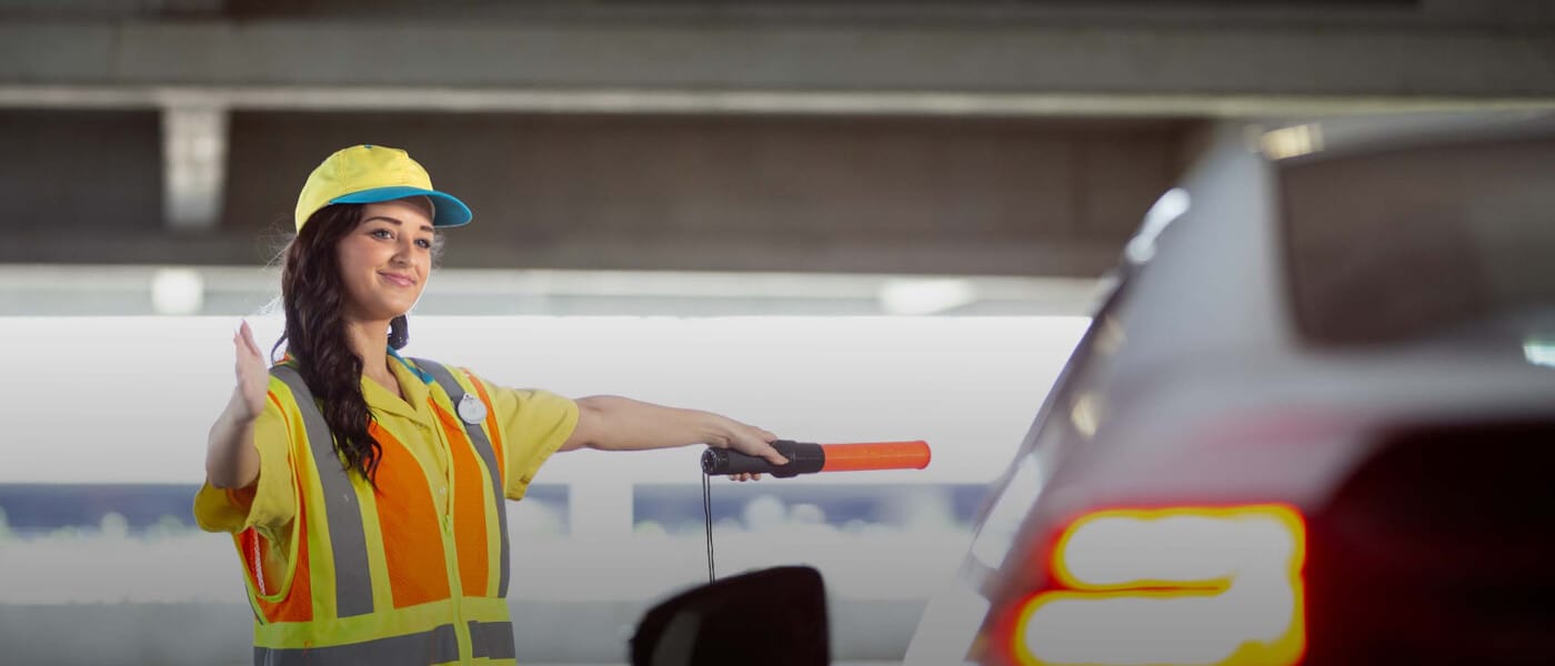 Un integrante de nuestro equipo estaciona el auto de un Portador de Pase