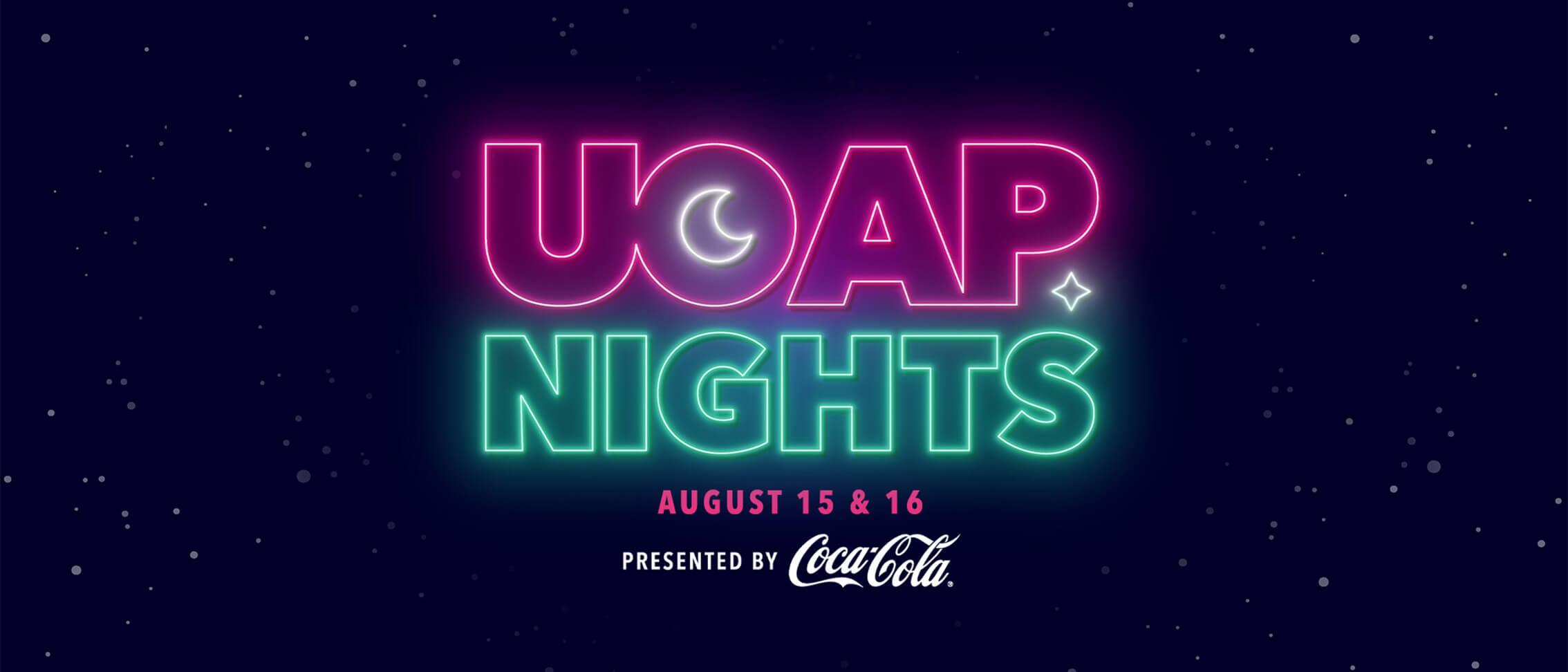 Letras de neón rosas y verdes con las palabras UOAP&nbsp;NIGHTS,” con “AG.&nbsp;15&nbsp;Y&nbsp;16” y “PRESENTADO POR Coca-Cola” abajo, sobre un fondo estrellado oscuro.