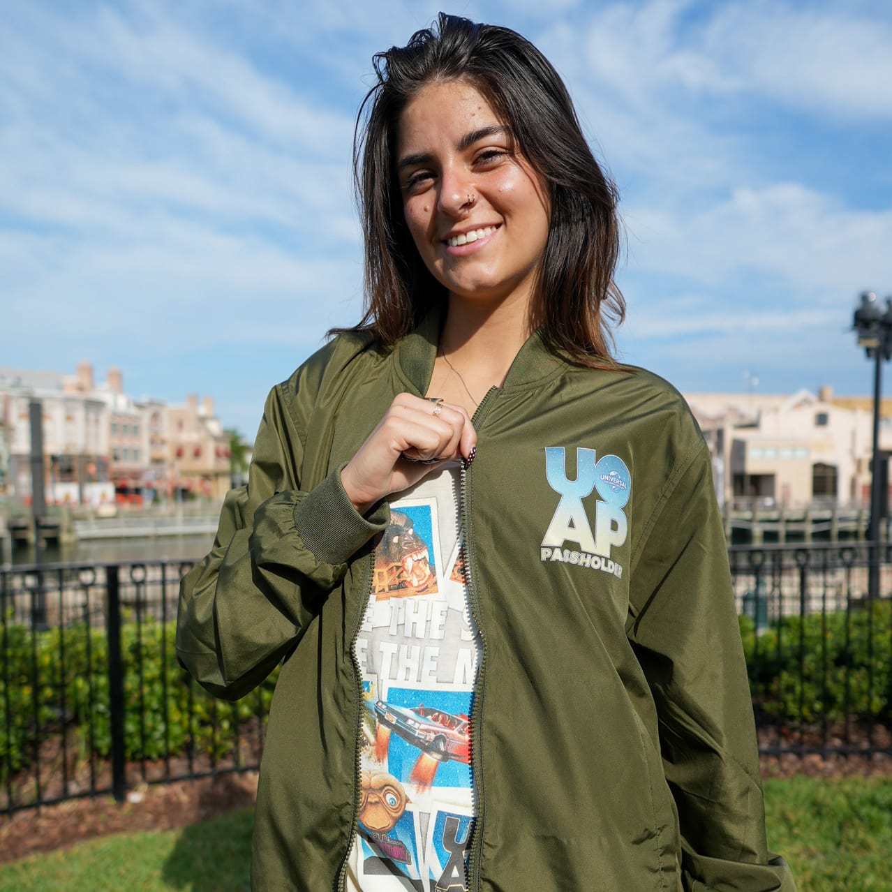 Modelo posando con una chaqueta del Pase Anual de Universal Orlando.