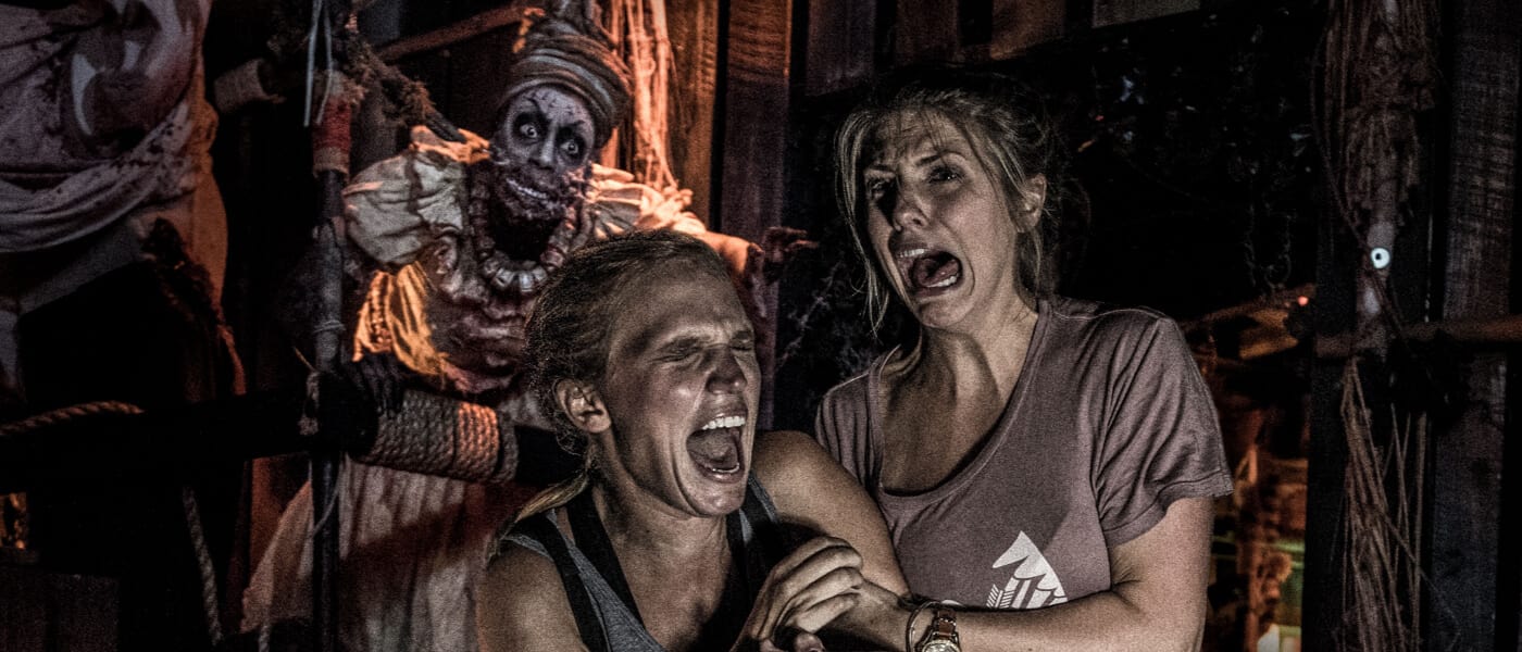 Un espantapájaros se eleva sobre la multitud en Halloween Horror Nights de Universal en Orlando.