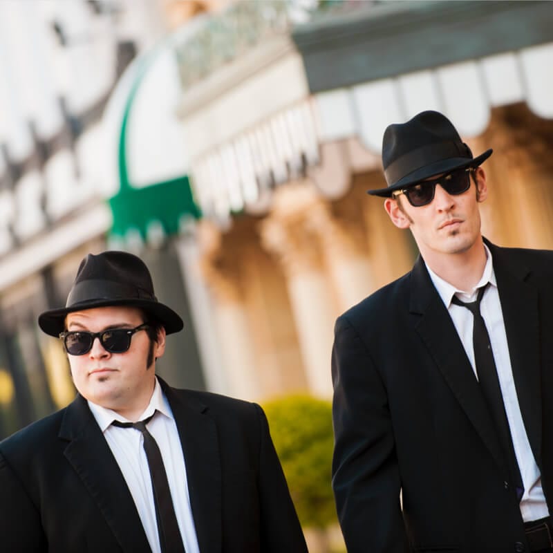 The Blues Brothers Show pasea por la calle en Universal Studios Florida.