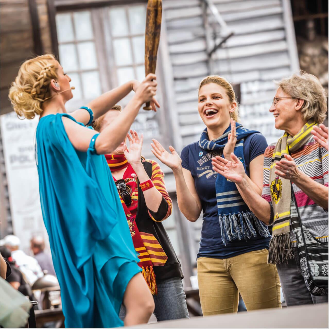 Una visitante disfruta del espectáculo en vivo de Celestina Warbeck and the Banshees, en Diagon Alley de Universal Studios Orlando.