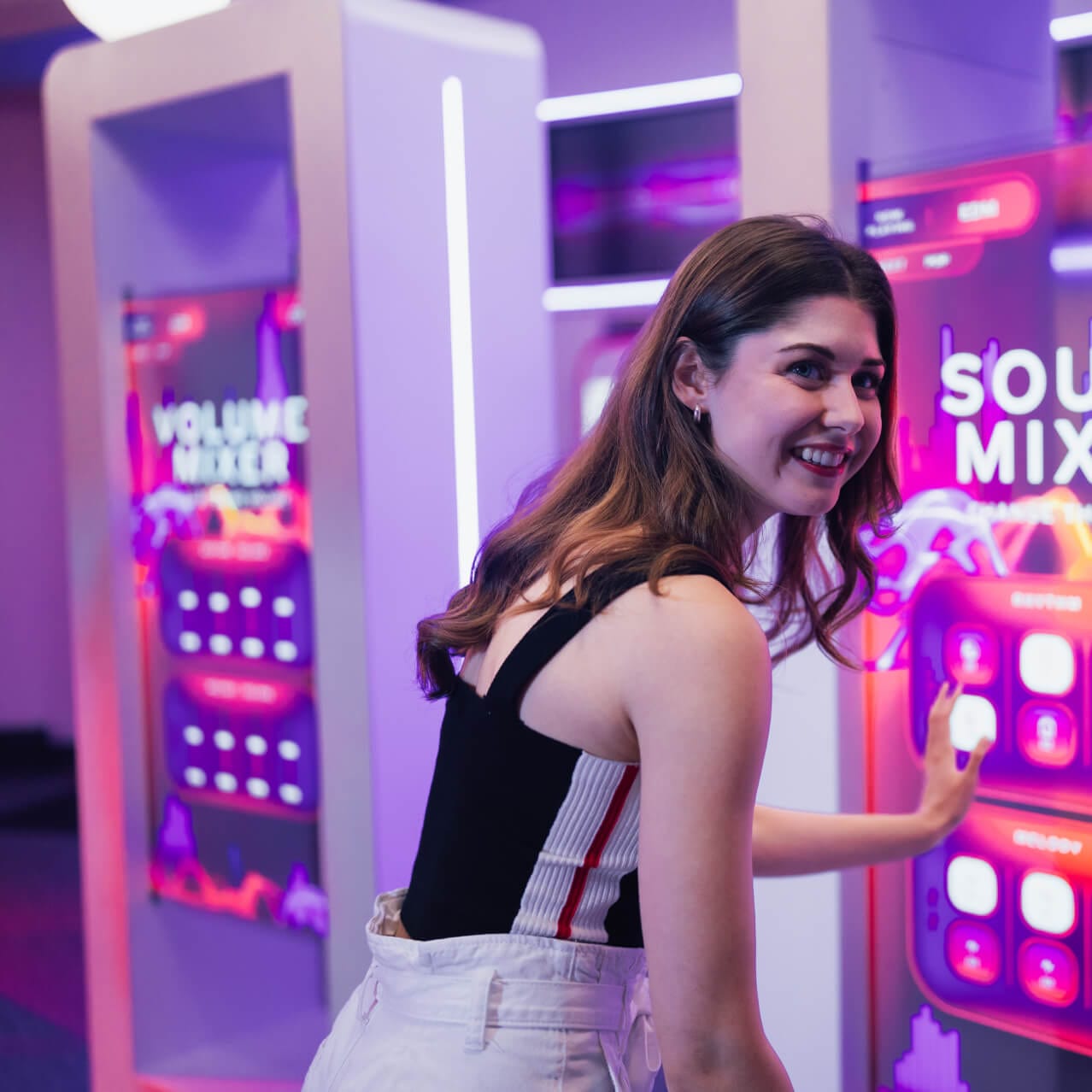 Mujer joven que interactúa con una estación de mezcla de efectos en Coca-Cola Refresh Lounge en Universal Studios Florida.
